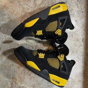 Air Jordan Retro 4 “Thunder”